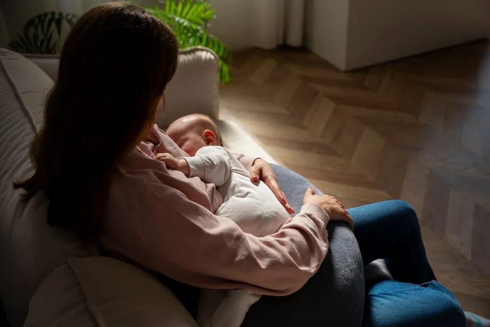 matka z uroczym noworodkiem z góry