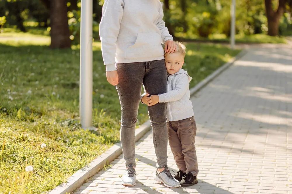 Matka i syn wspólnie spędzają czas w święta.