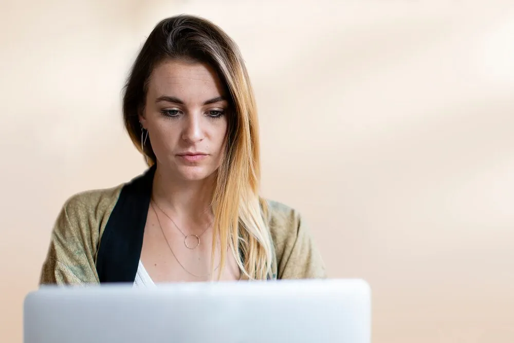 Kobieta biznesu pracująca na laptopie z miejscem na projekt