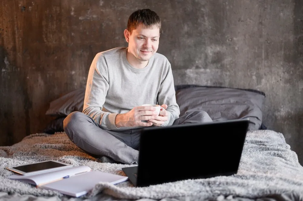 Portret mężczyzny cieszącego się pracą zdalną