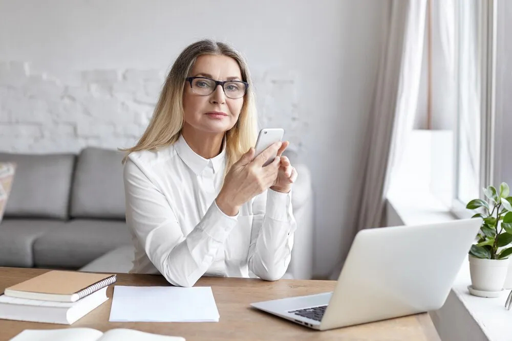 ekspresyjna kobieta w średnim wieku pozująca