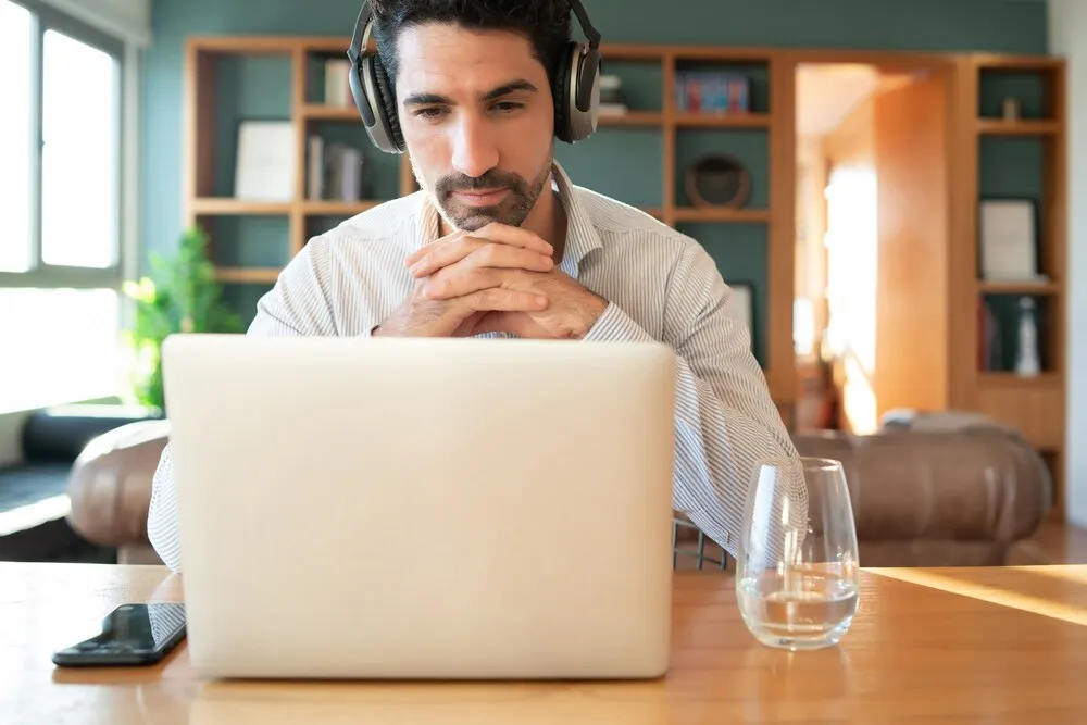 portret młodego mężczyzny podczas służbowej rozmowy wideo na laptopie z domu. koncepcja home office. styl życia w nowej normalności.