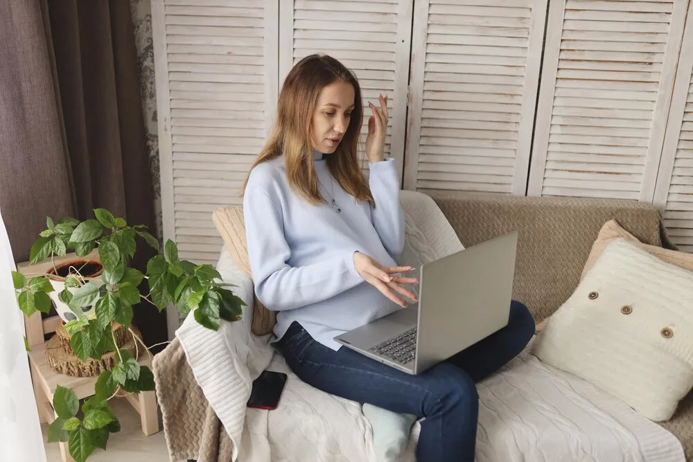 dziewczyna w ciąży pracuje zdalnie w domu koncepcja freelancingu