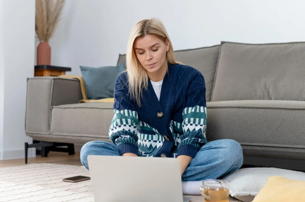 pełny plan kobieta pracująca na laptopie