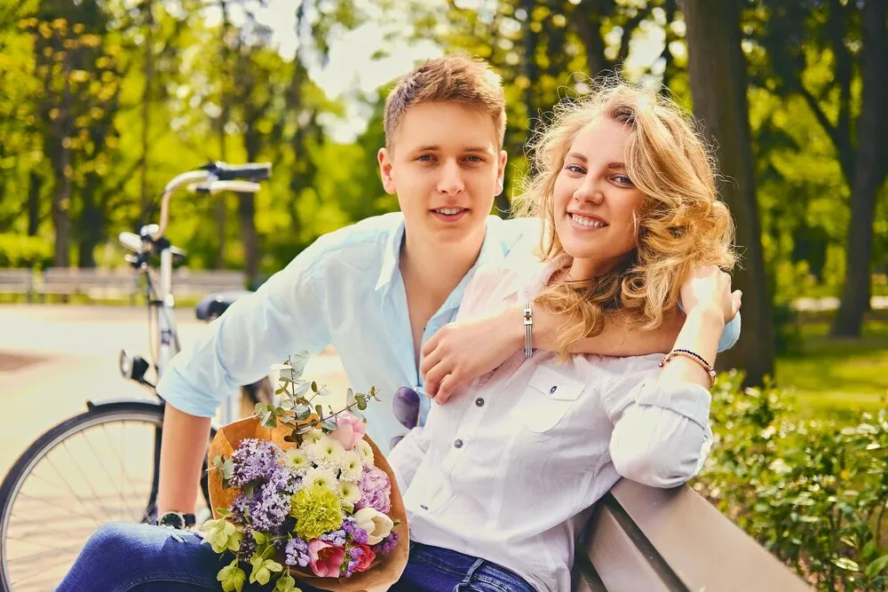 Atrakcyjna młoda para na randce w letnim parku.