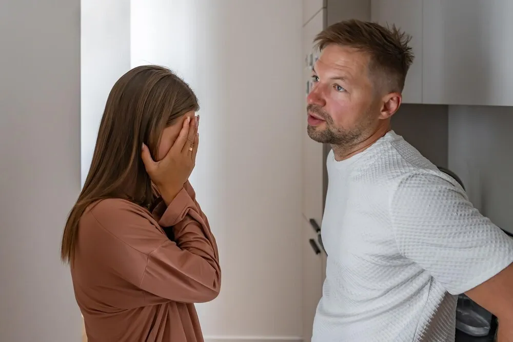 para prowadząca trudną rozmowę lub kłócąca się w domu