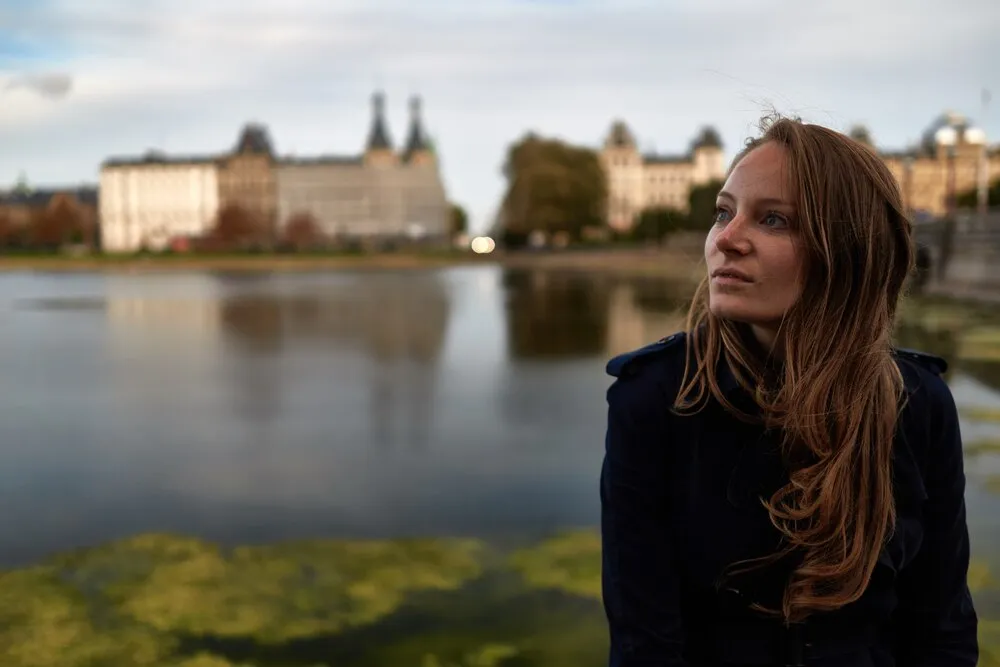 młoda kobieta podziwiająca piękne widoki natury