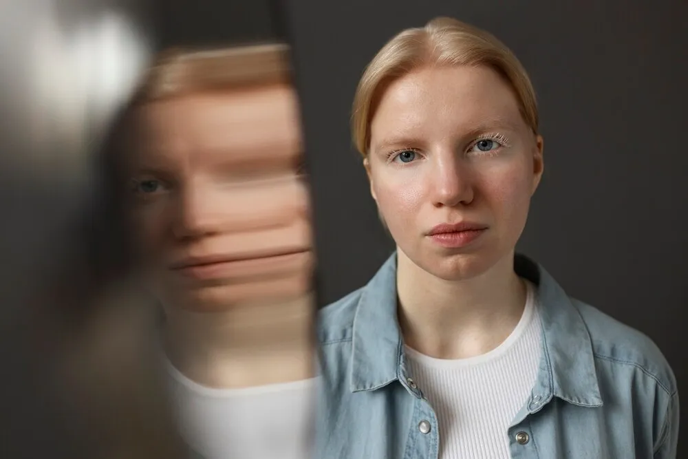 kobieta albinoska pozująca przodem
